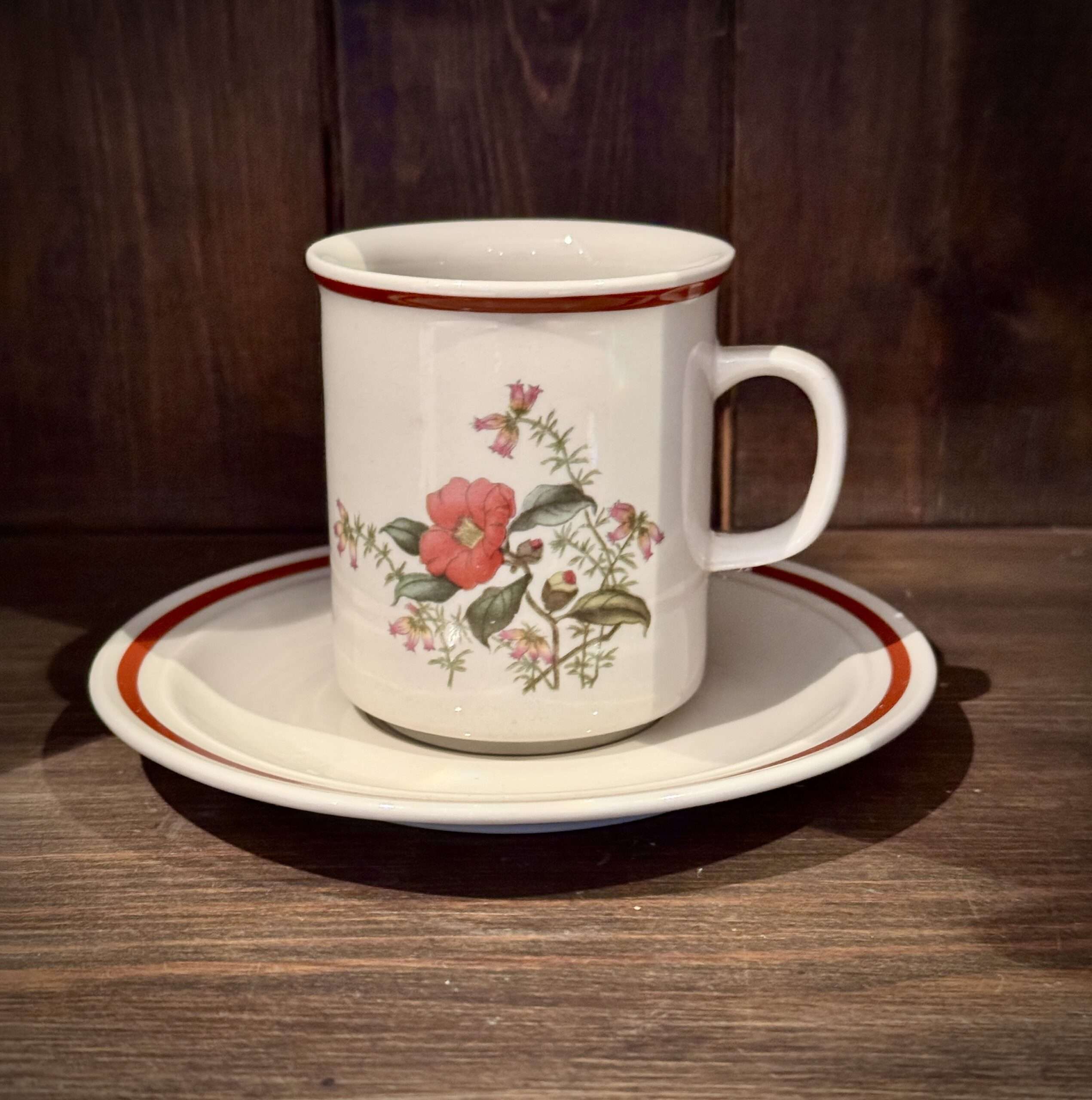 Zestaw dla 4 osób filiżanka ze spodkiem w stylu vintage – motyw kwiatowy