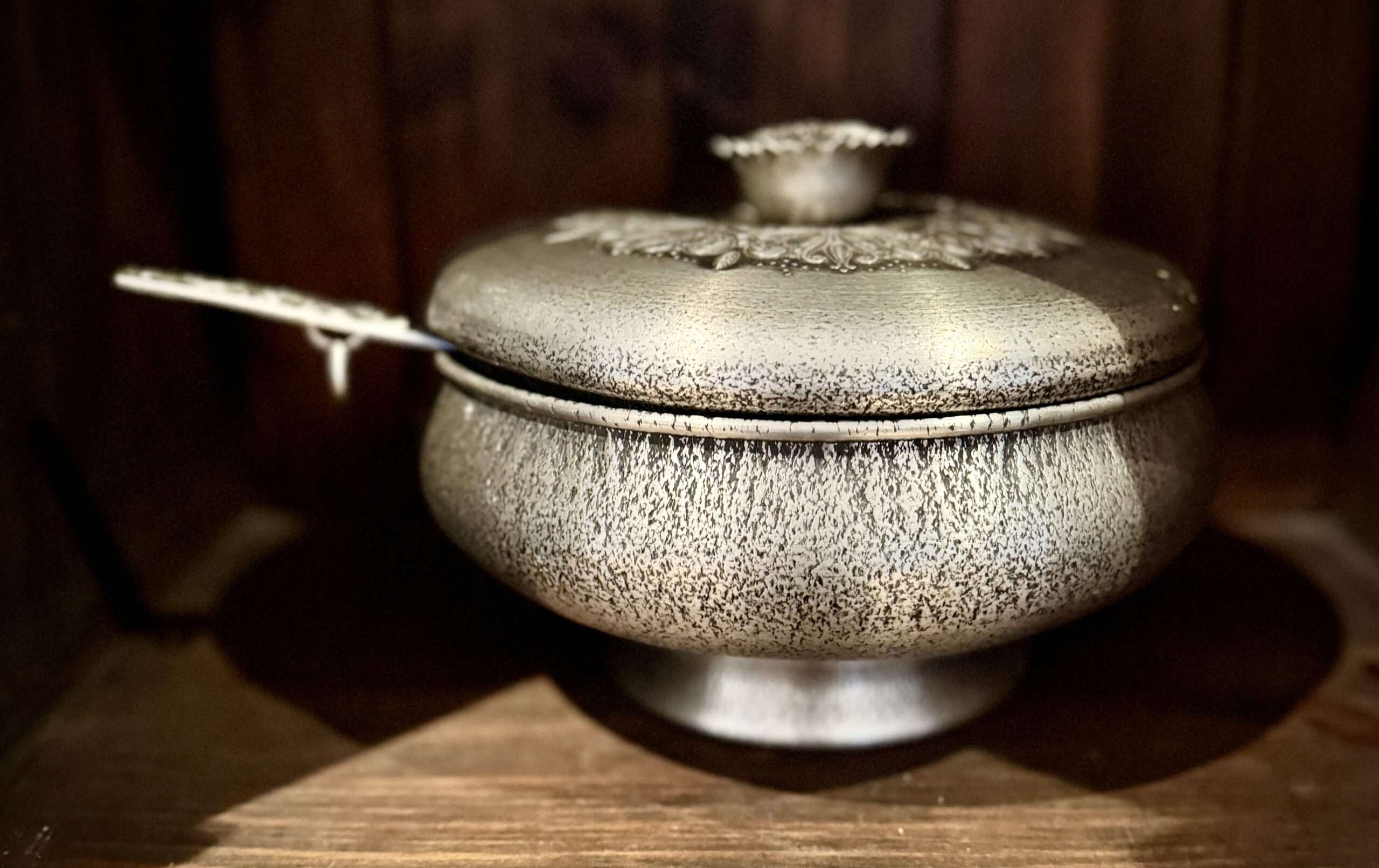 Waza z ozdobną łyżką