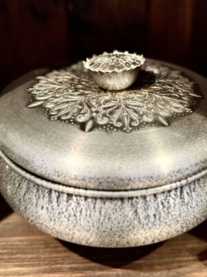 Waza z ozdobną łyżką