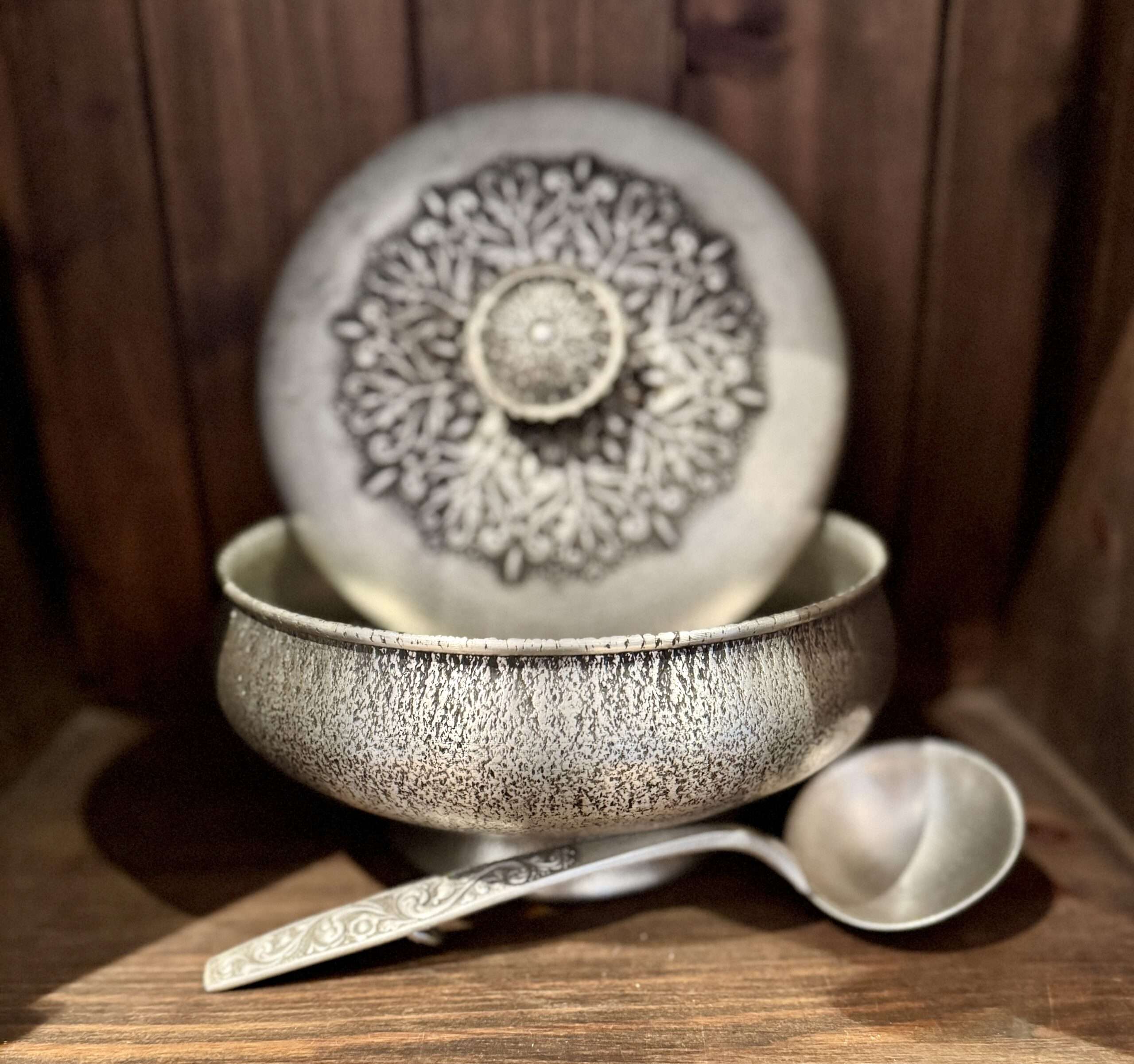 Waza z ozdobną łyżką