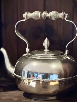 Antyczny srebrzony czajnik w stylu vintage