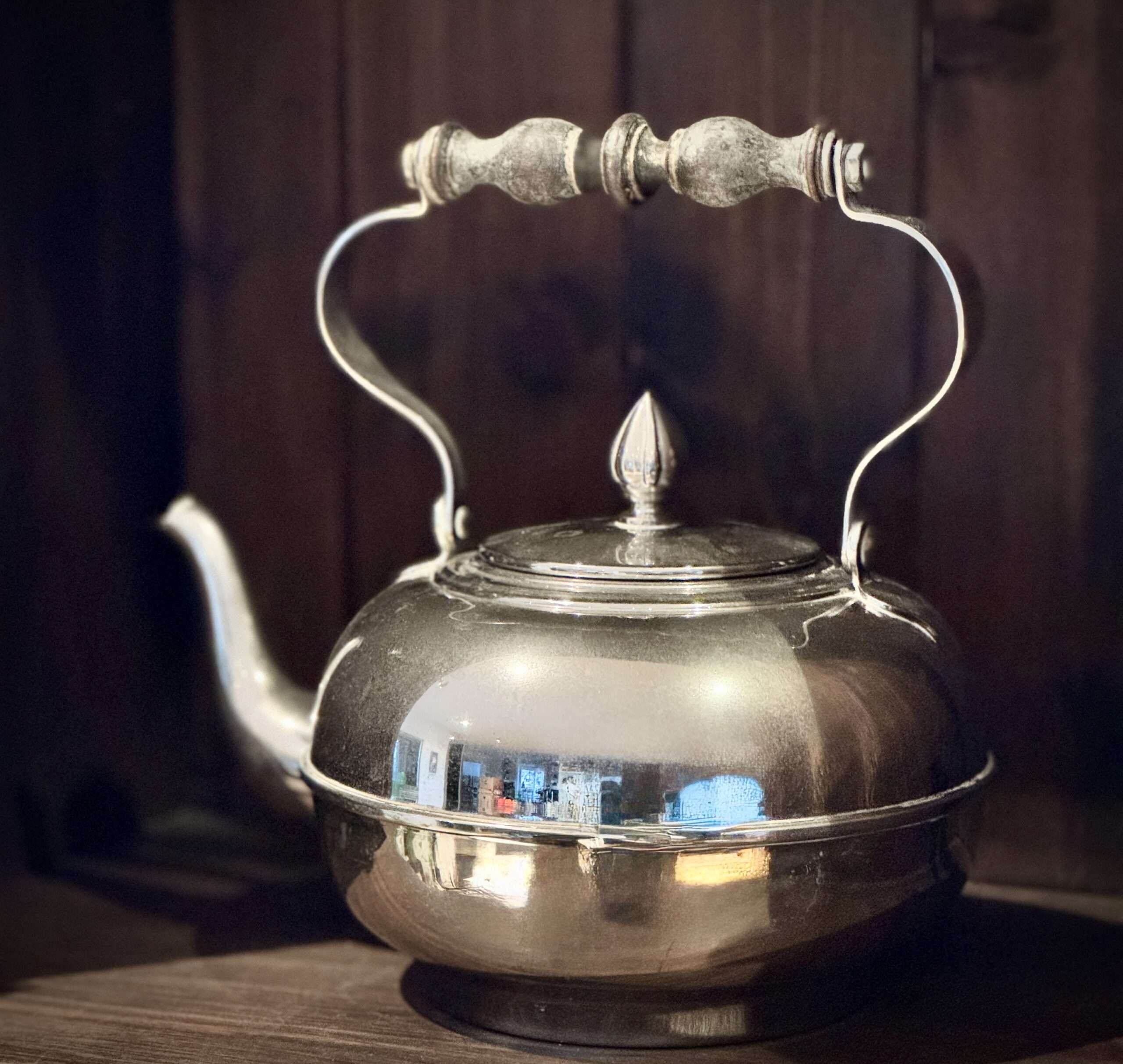 Antyczny srebrzony czajnik w stylu vintage