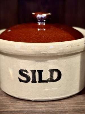 Rustykalny ceramiczny pojemnik z pokrywką