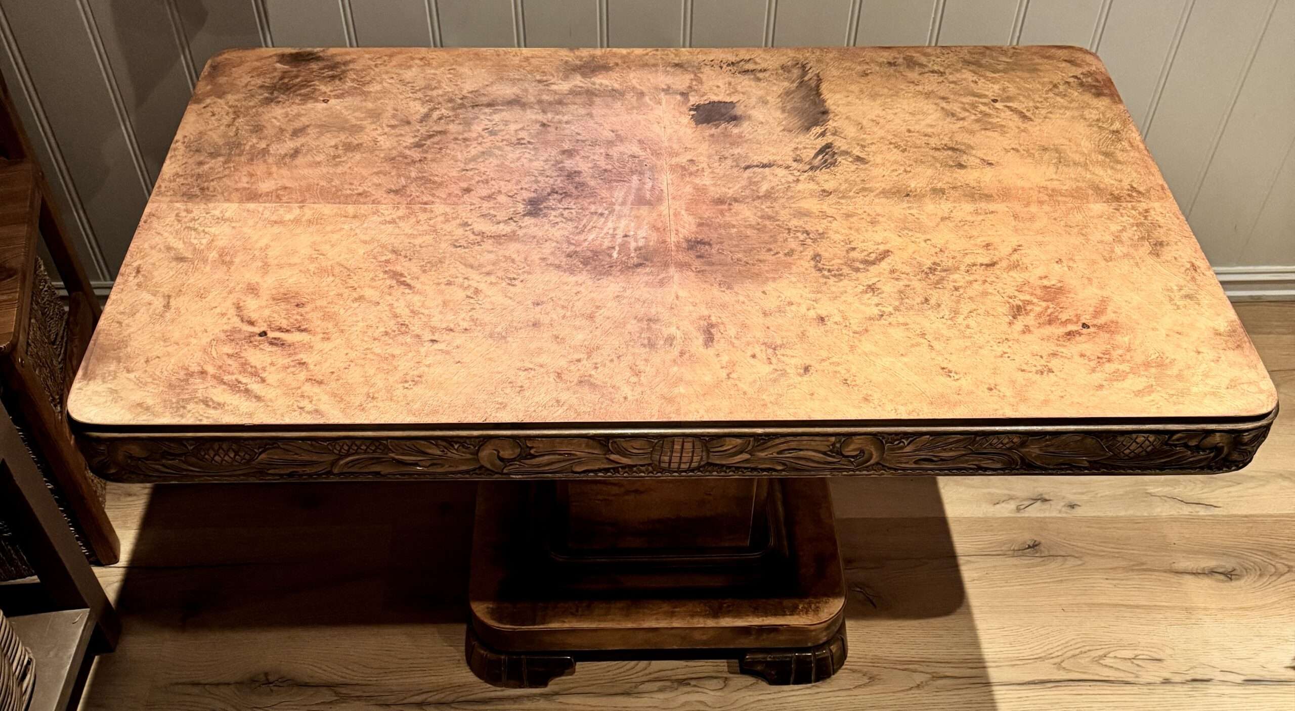 Stół w stylu Art Deco – ręcznie rzeźbiony