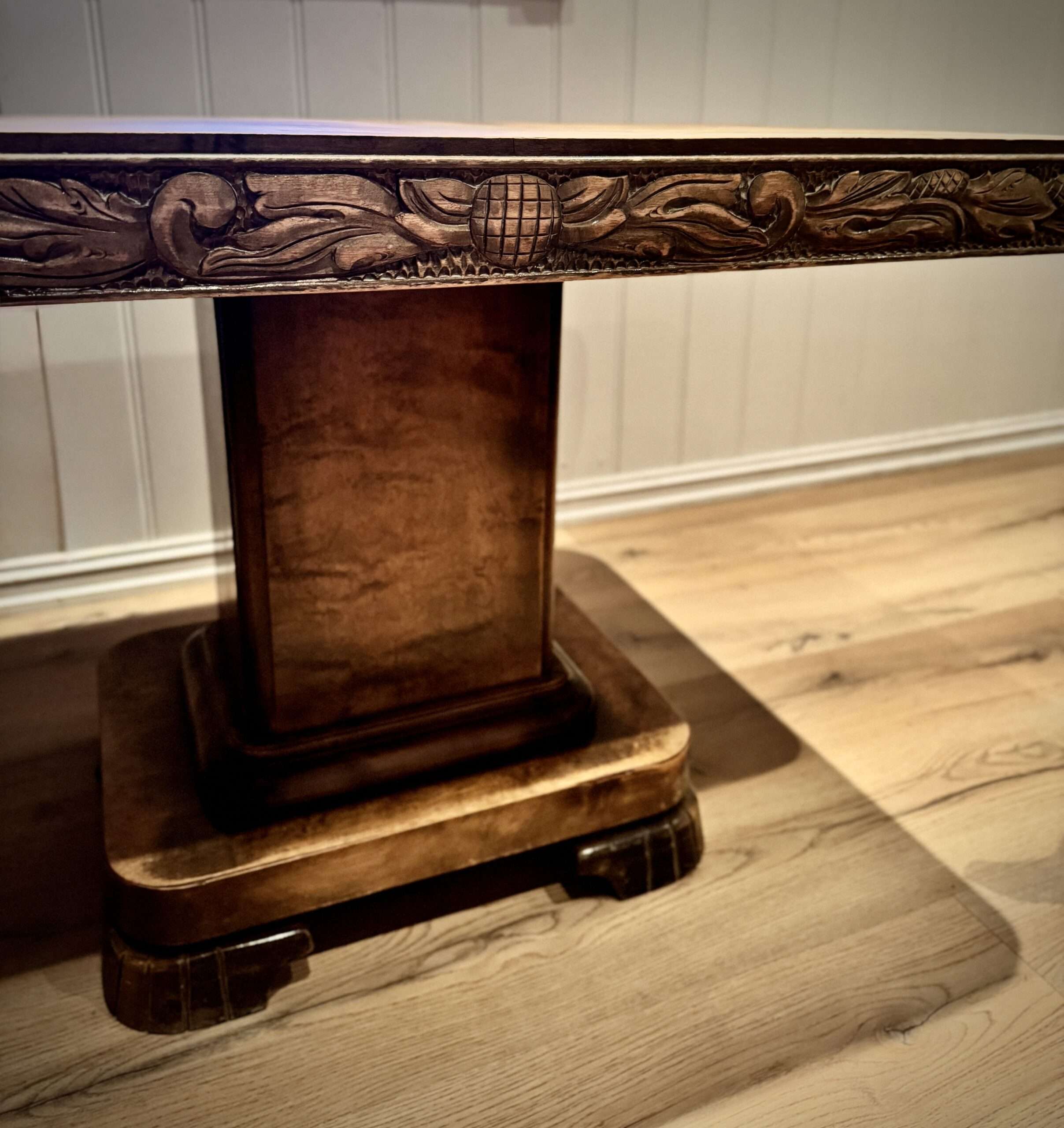 Stół w stylu Art Deco – ręcznie rzeźbiony