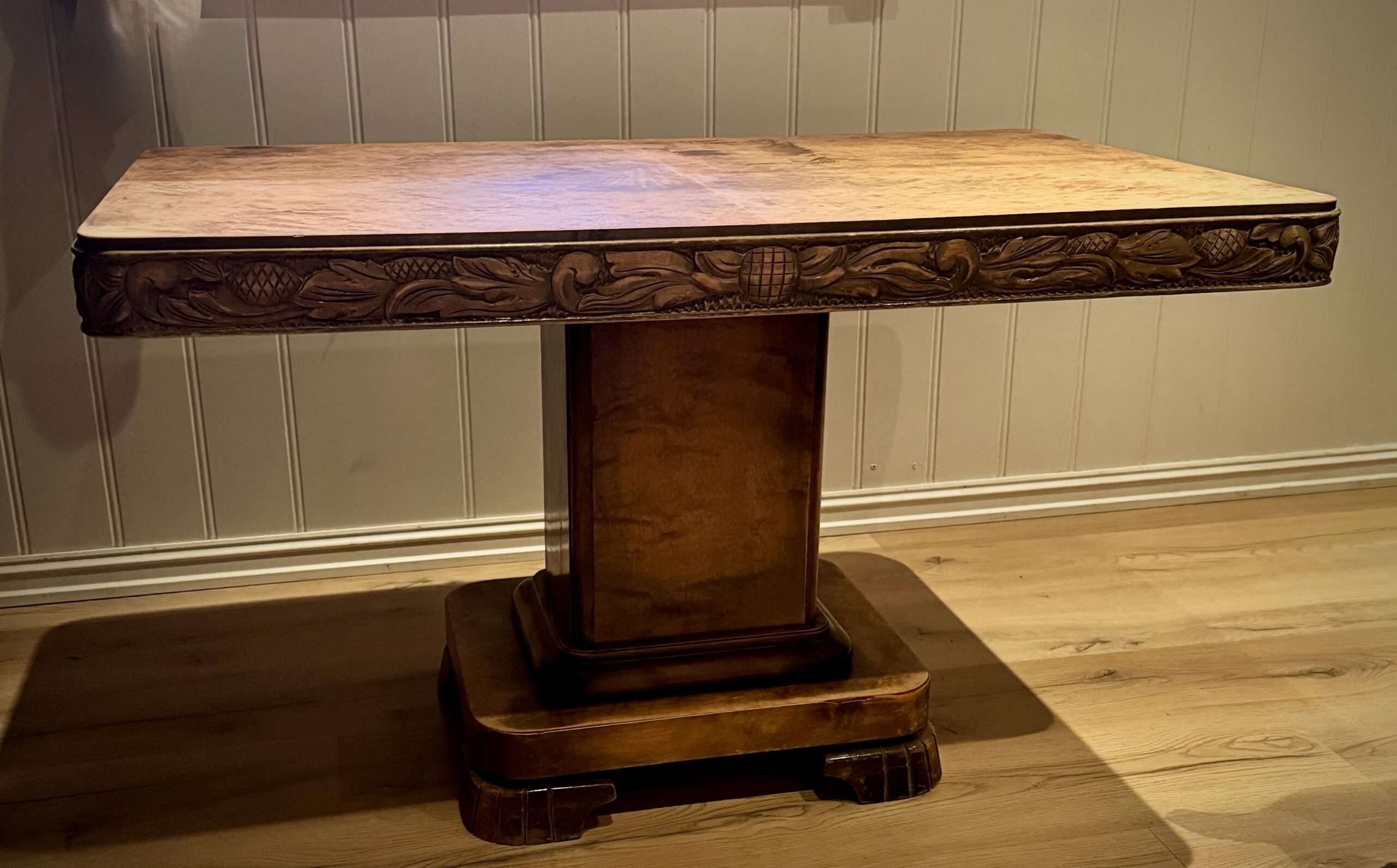 Stół w stylu Art Deco – ręcznie rzeźbiony