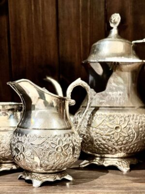 Stylowy zestaw herbaciany w stylu retro