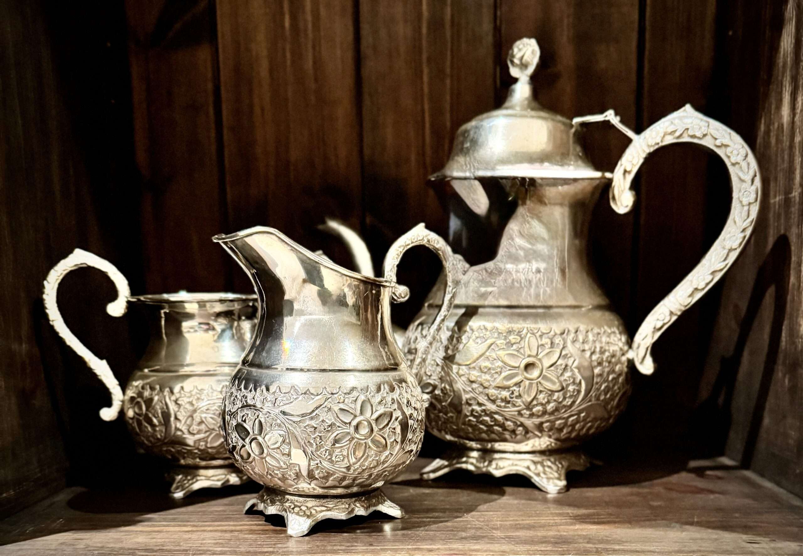 Stylowy zestaw herbaciany w stylu retro