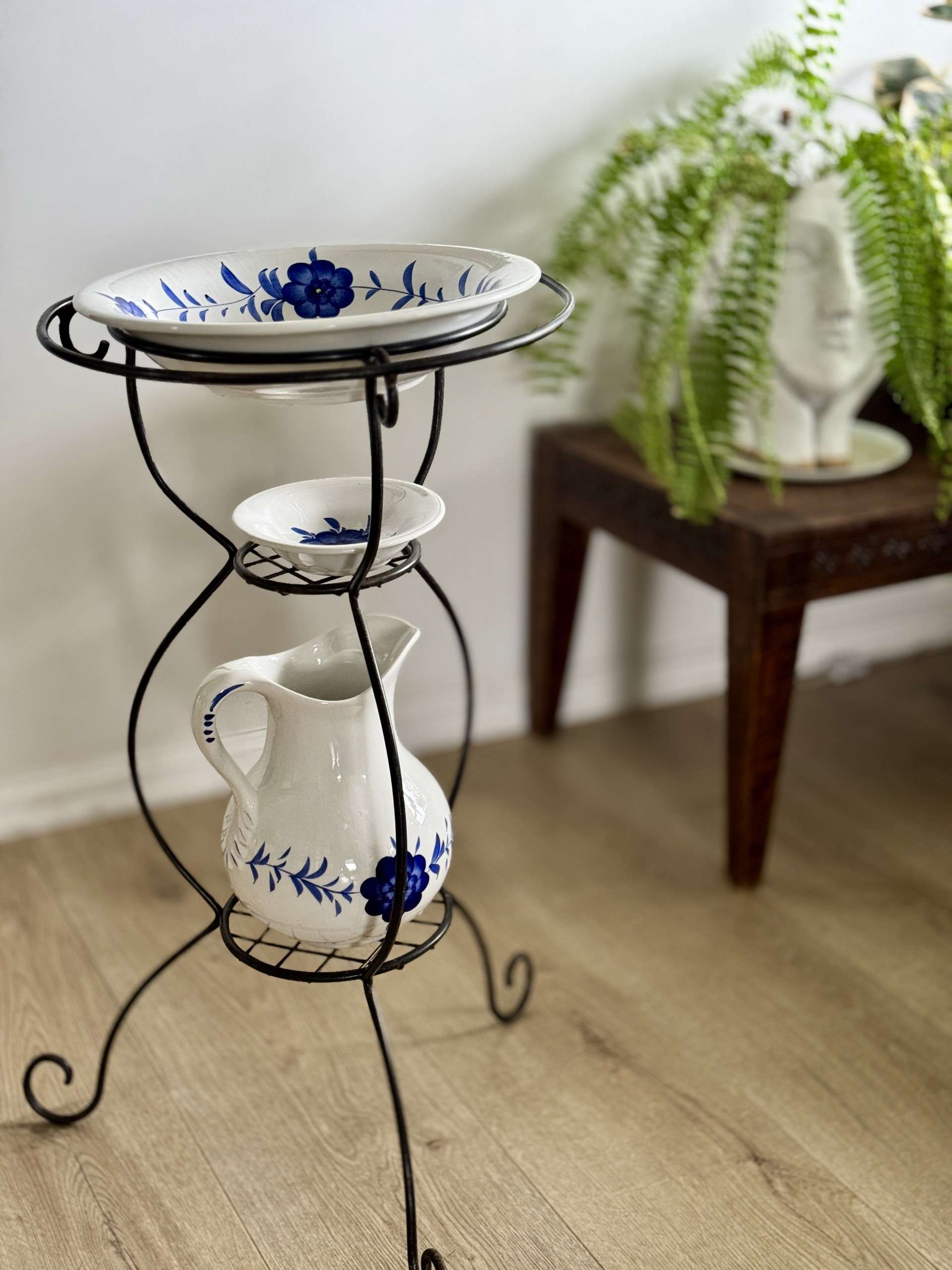 Komplet ceramiczny na metalowym stojaku