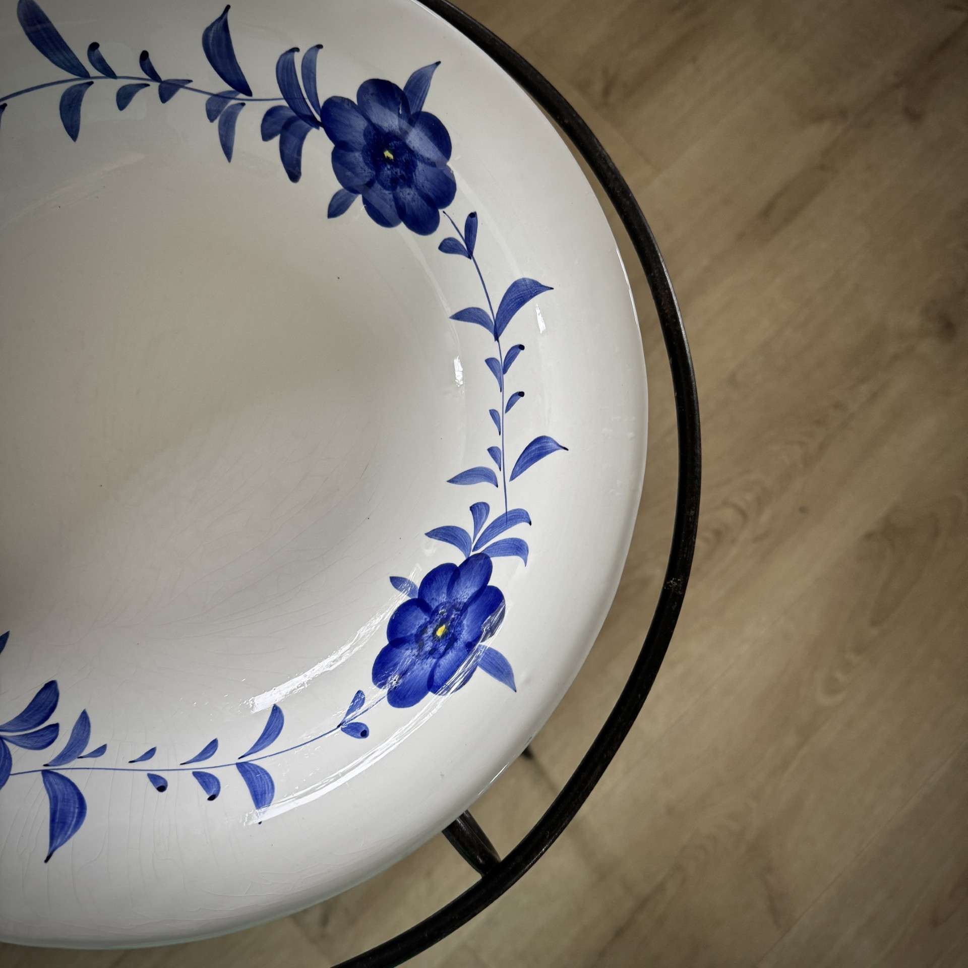 Komplet ceramiczny na metalowym stojaku