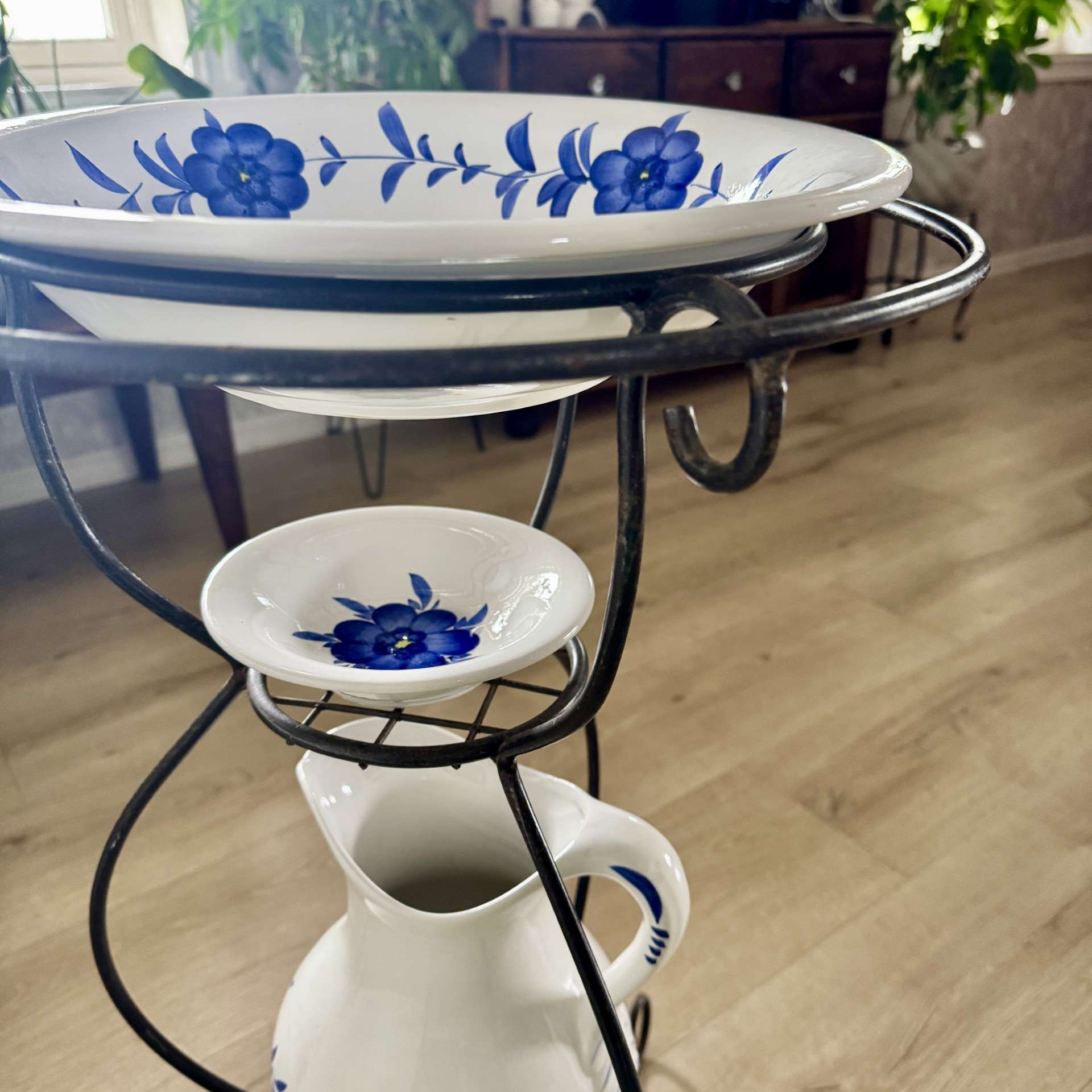 Komplet ceramiczny na metalowym stojaku