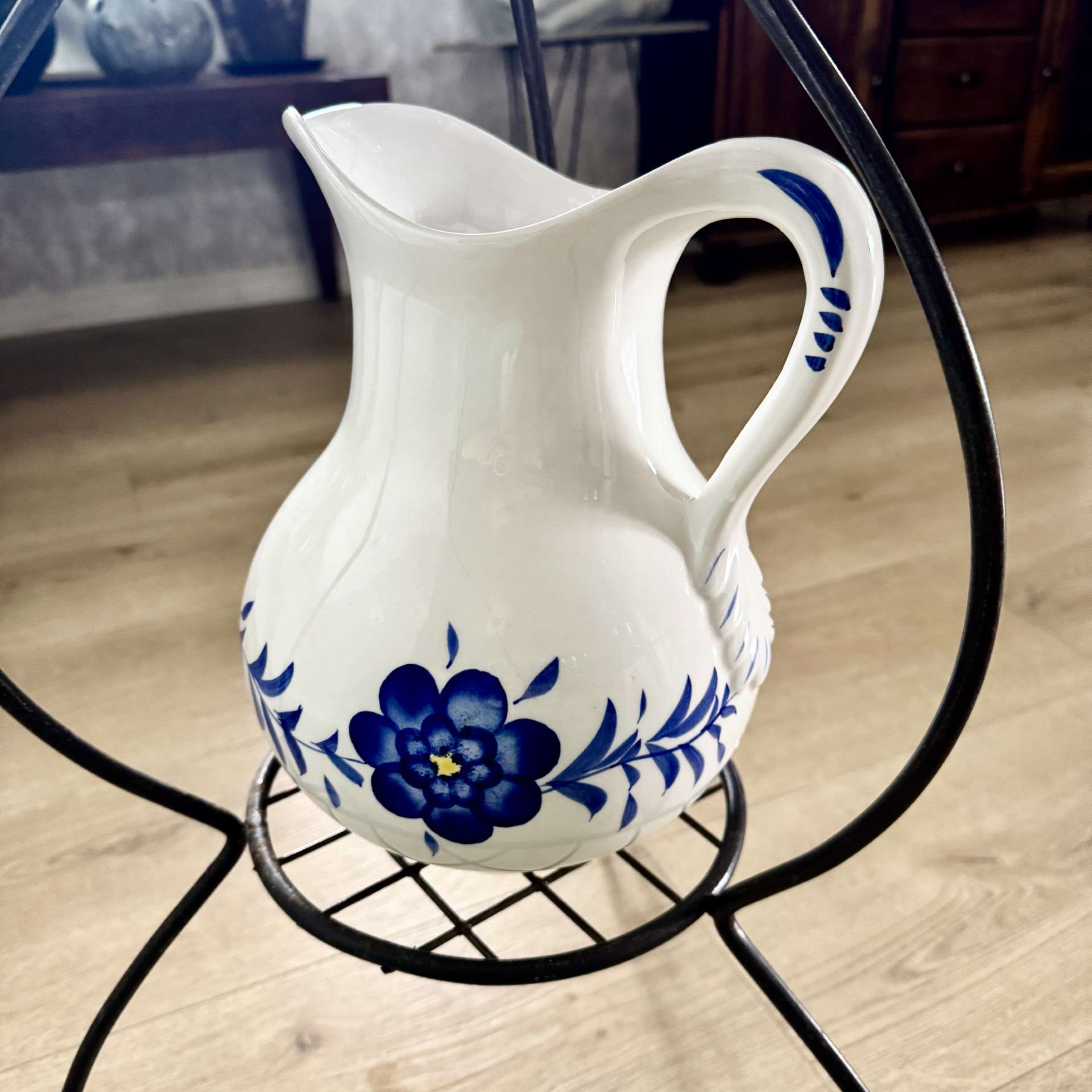 Komplet ceramiczny na metalowym stojaku