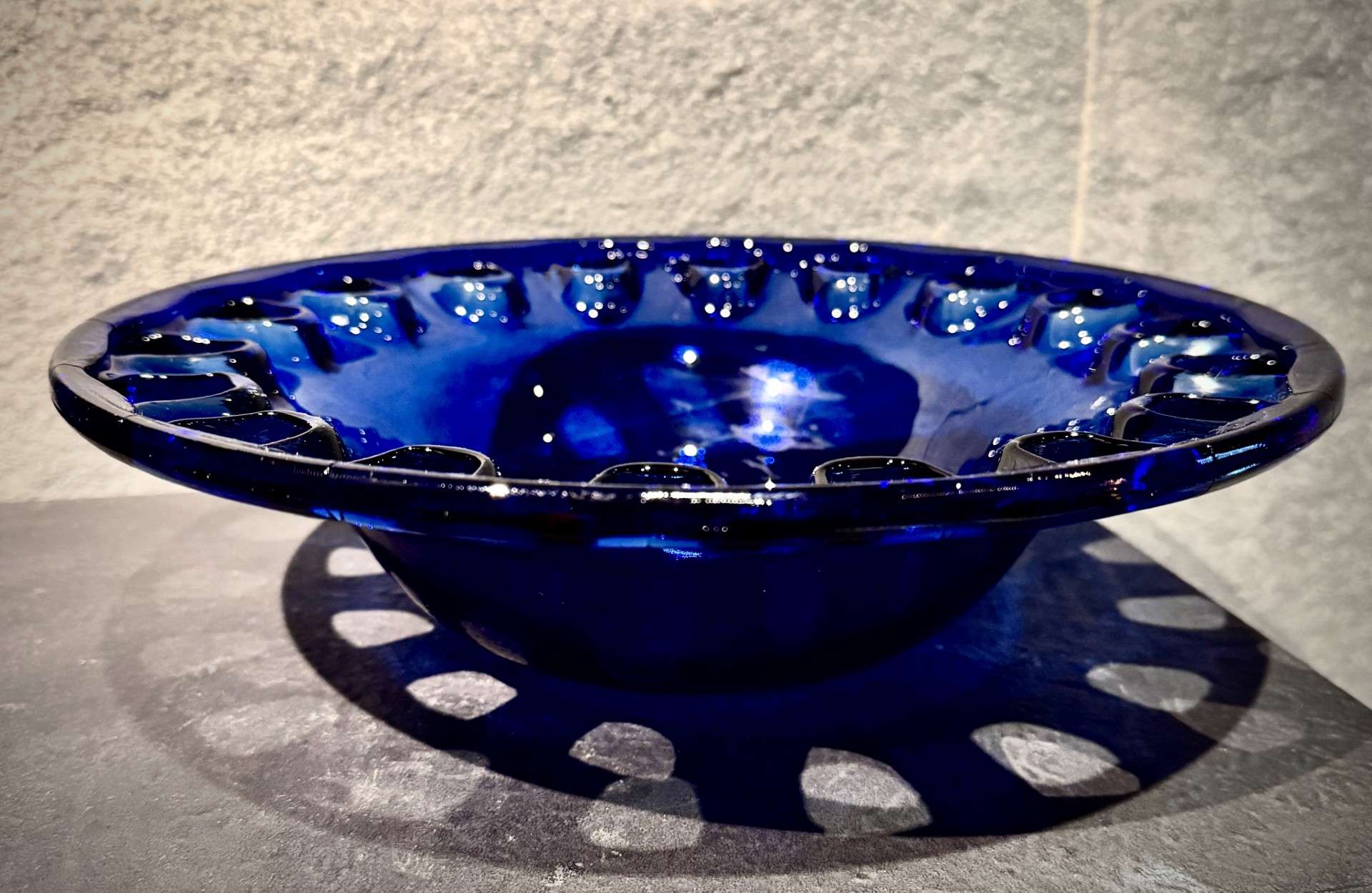 Szklana misa w kolorze kobaltowym