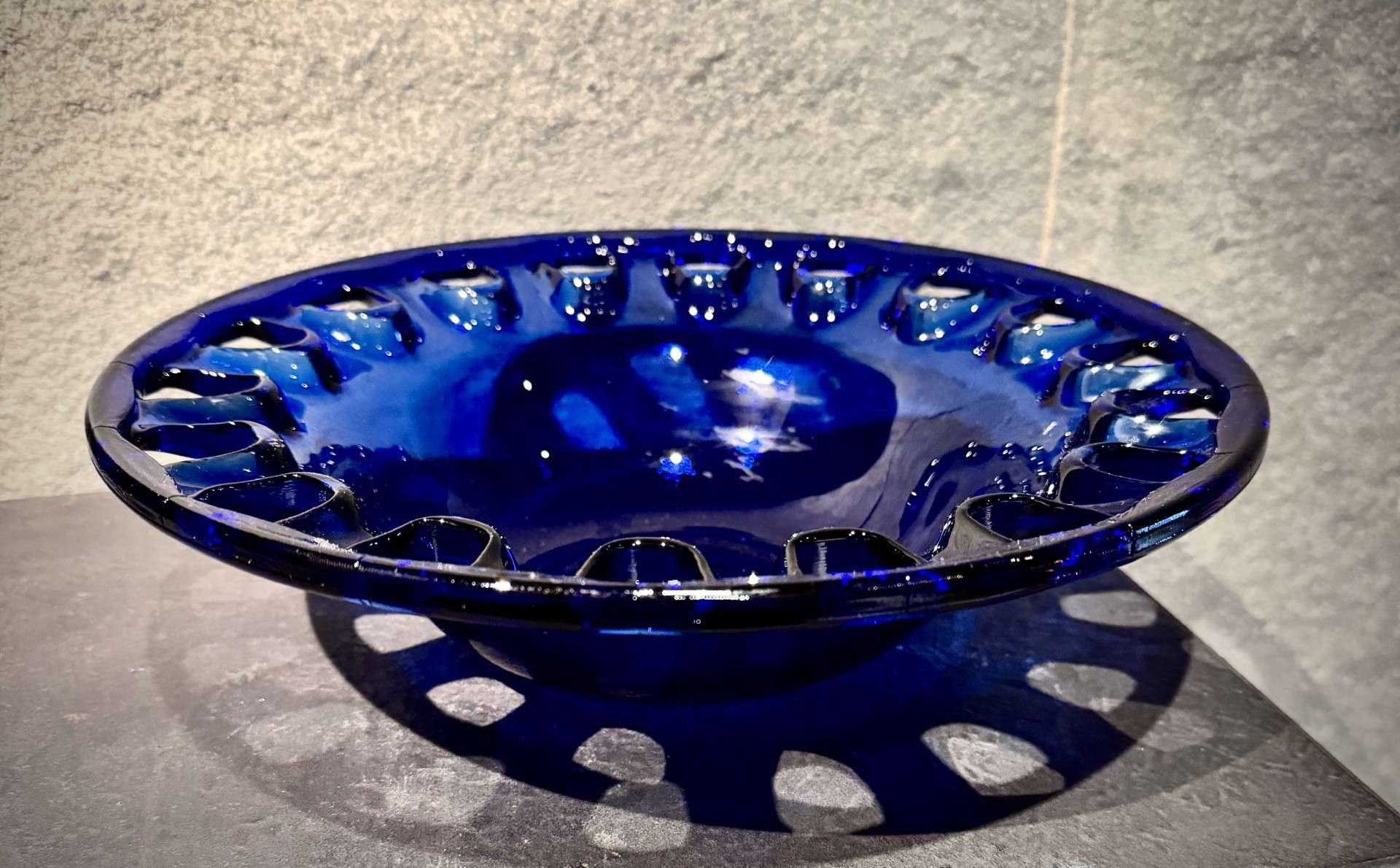 Szklana misa w kolorze kobaltowym
