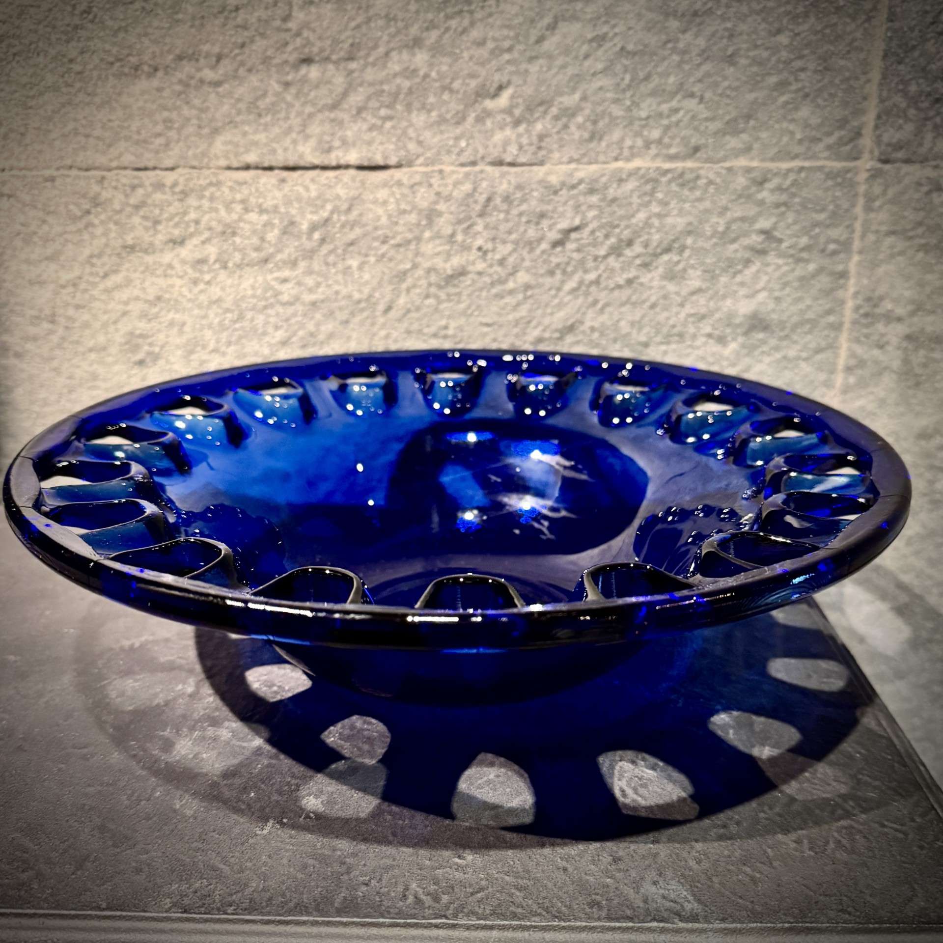 Szklana misa w kolorze kobaltowym