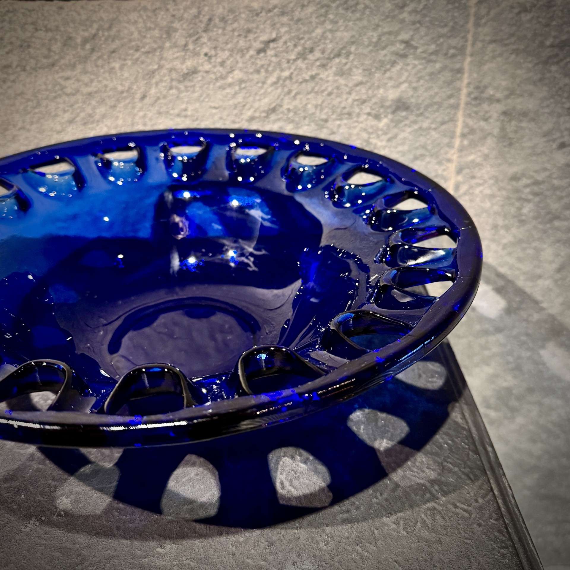 Szklana misa w kolorze kobaltowym