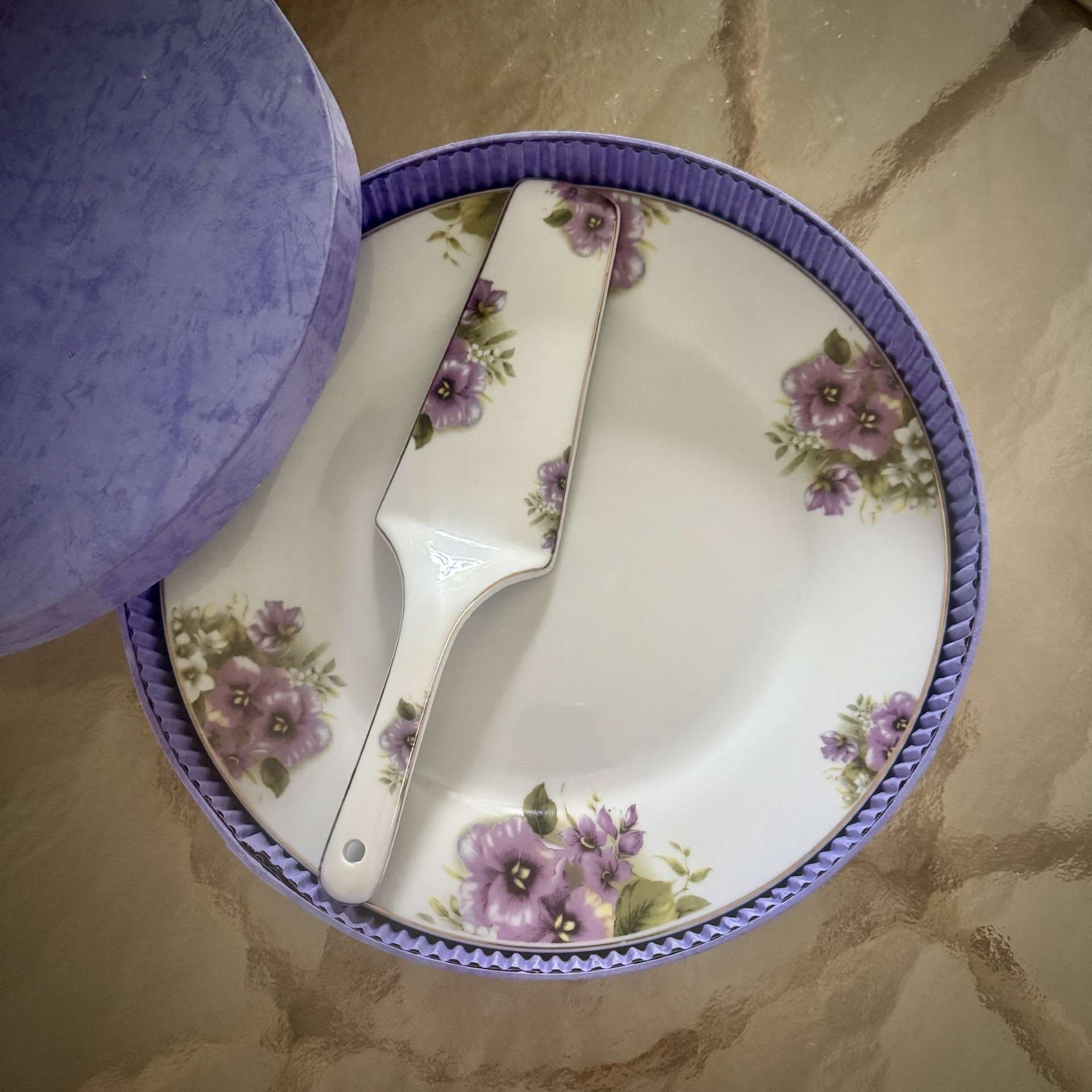 Porcelanowy talerz do ciasta z łopatką