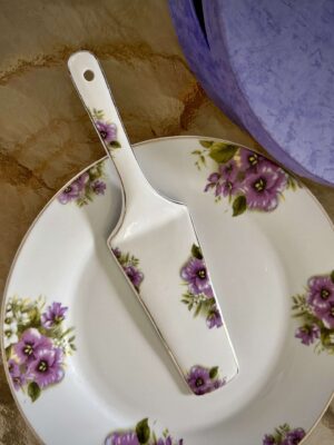 Porcelanowy talerz do ciasta z łopatką