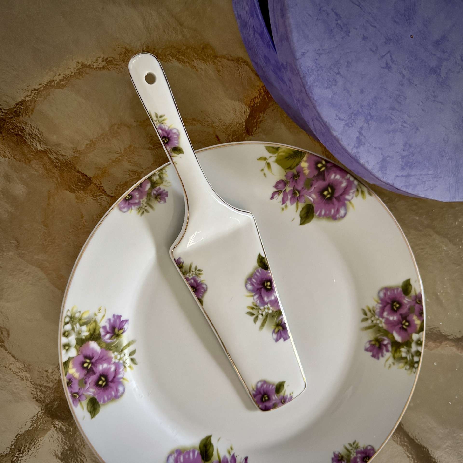 Porcelanowy talerz do ciasta z łopatką