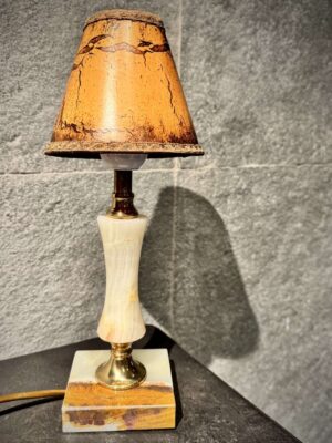 Lampka stołowa z marmurową podstawą i skórzanym abażurem