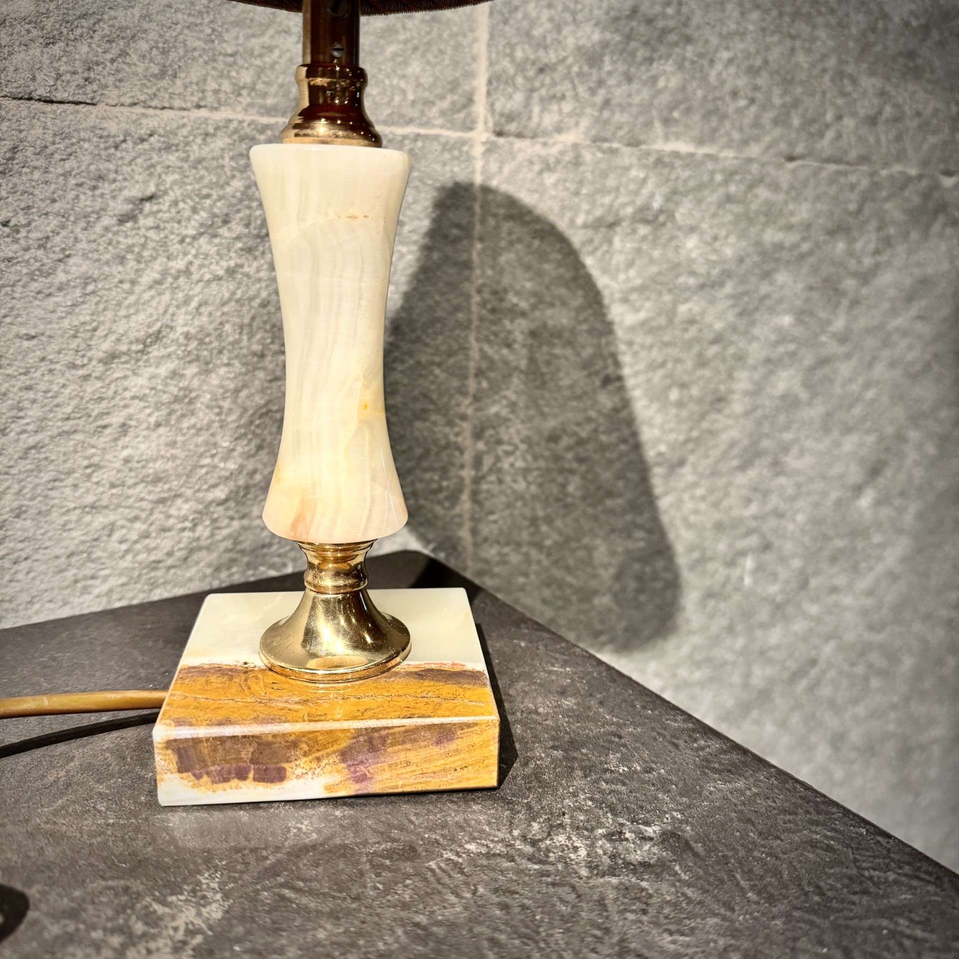 Lampka stołowa z marmurową podstawą i skórzanym abażurem