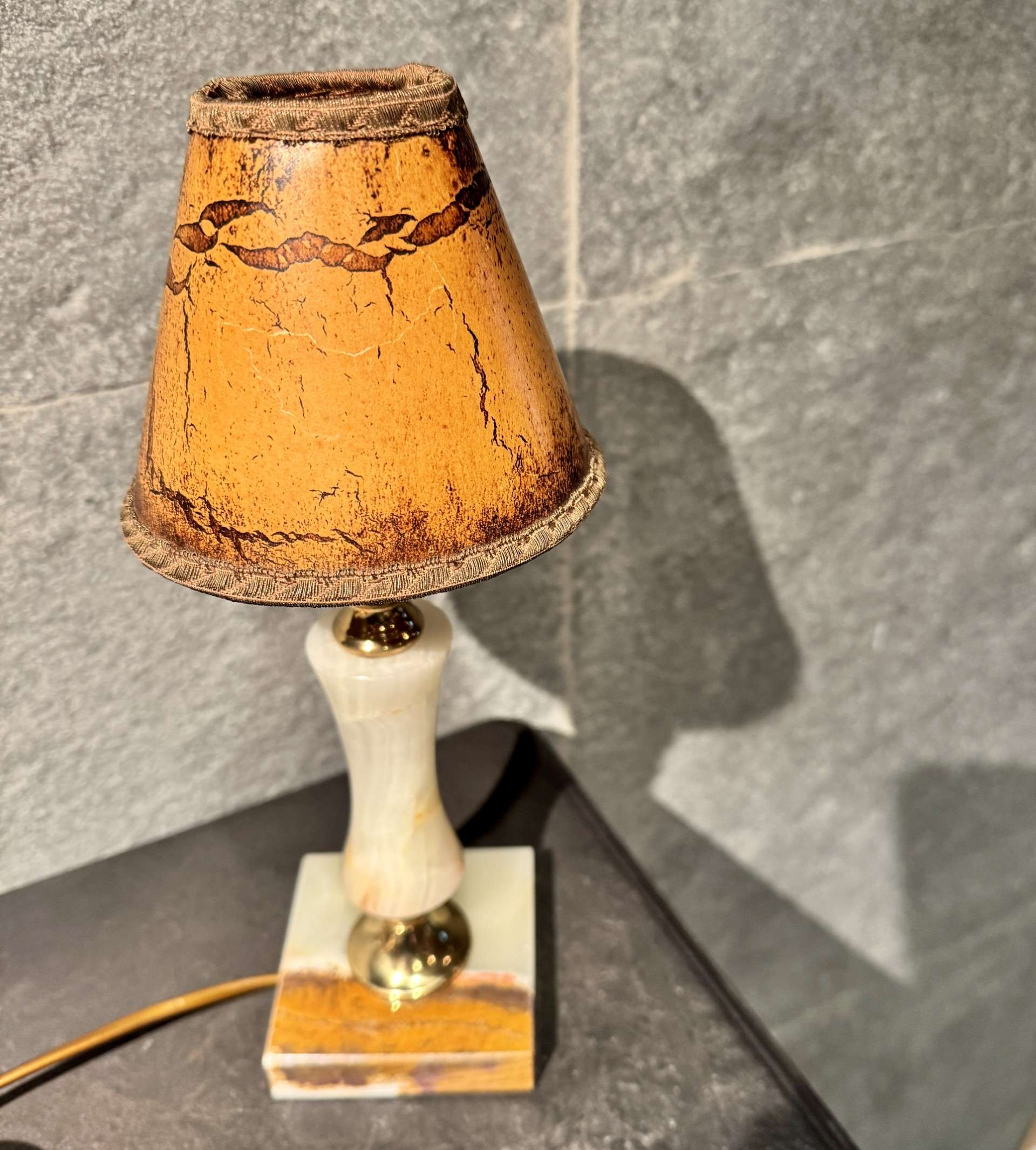 Lampka stołowa z marmurową podstawą i skórzanym abażurem