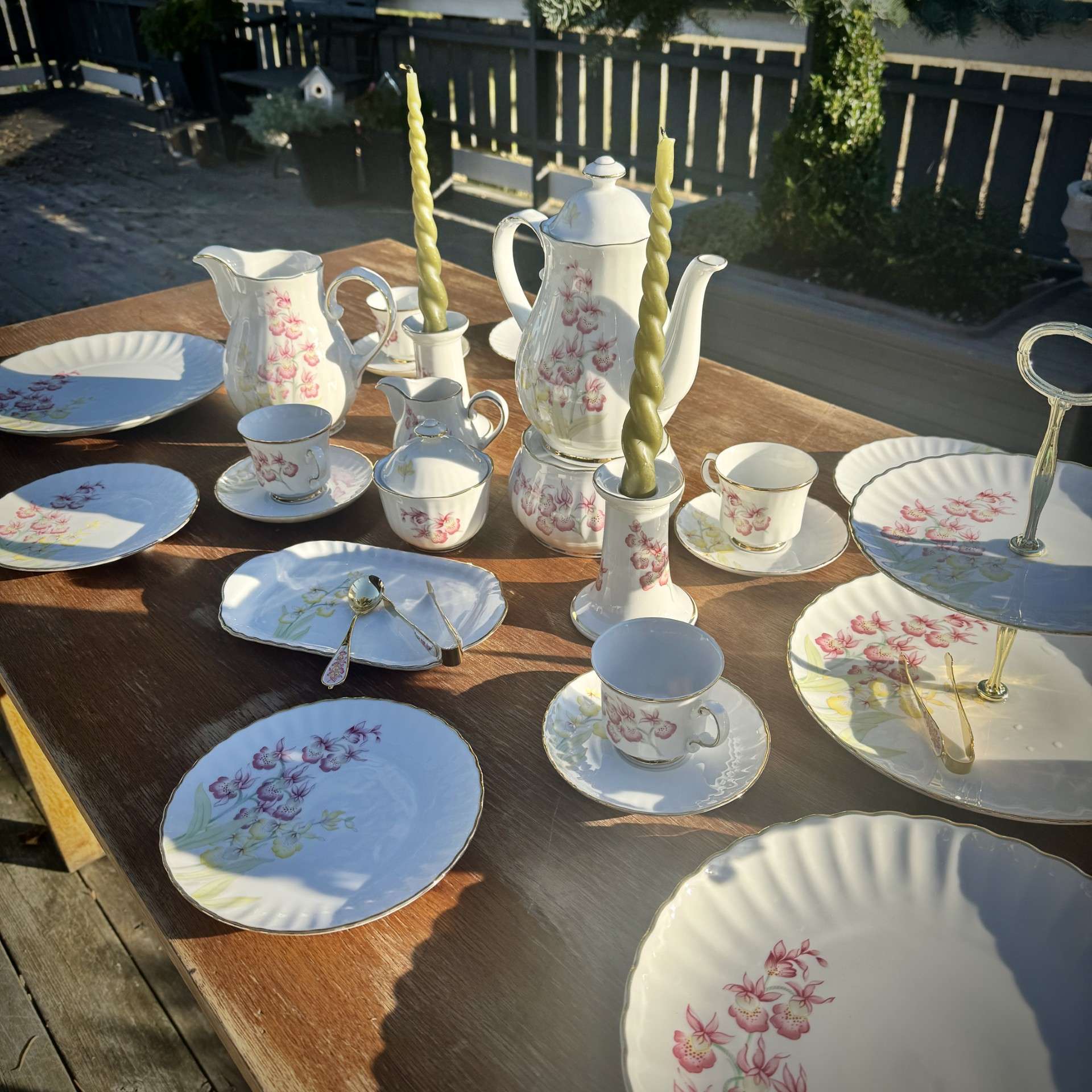 Elegancki, porcelanowy serwis 10-osobowy — subtelny motyw kwiatowy.