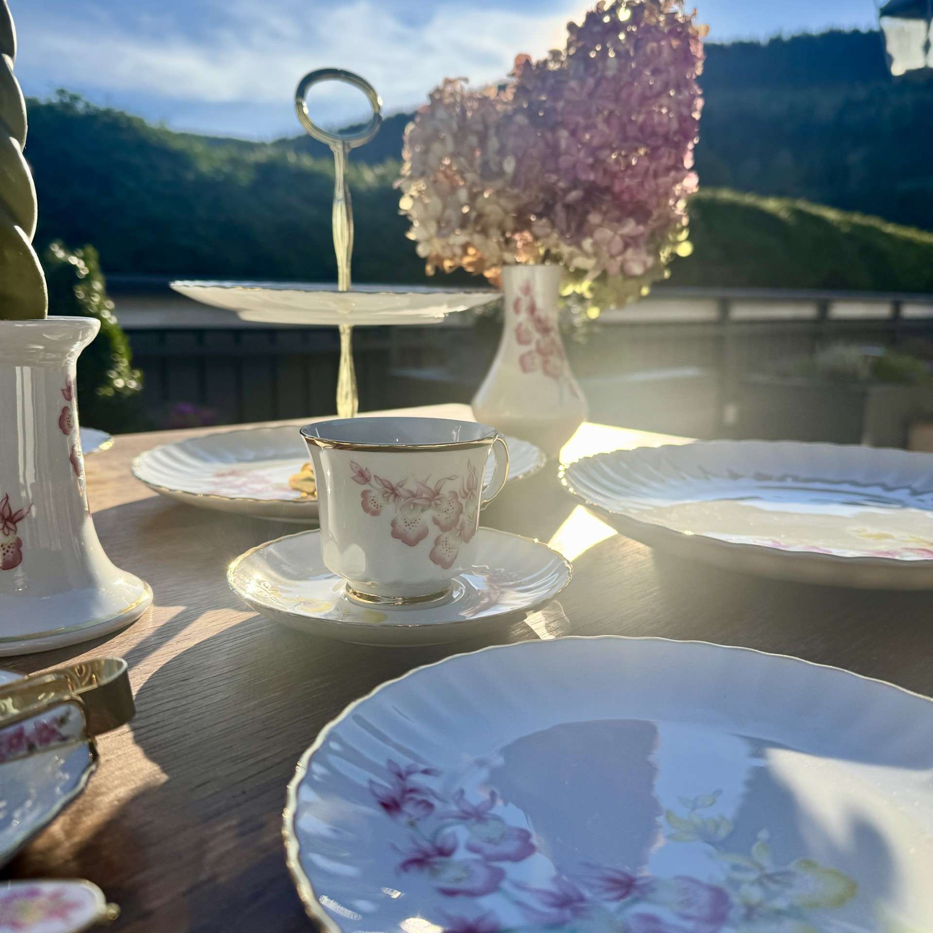 Elegancki, porcelanowy serwis 10-osobowy — subtelny motyw kwiatowy.