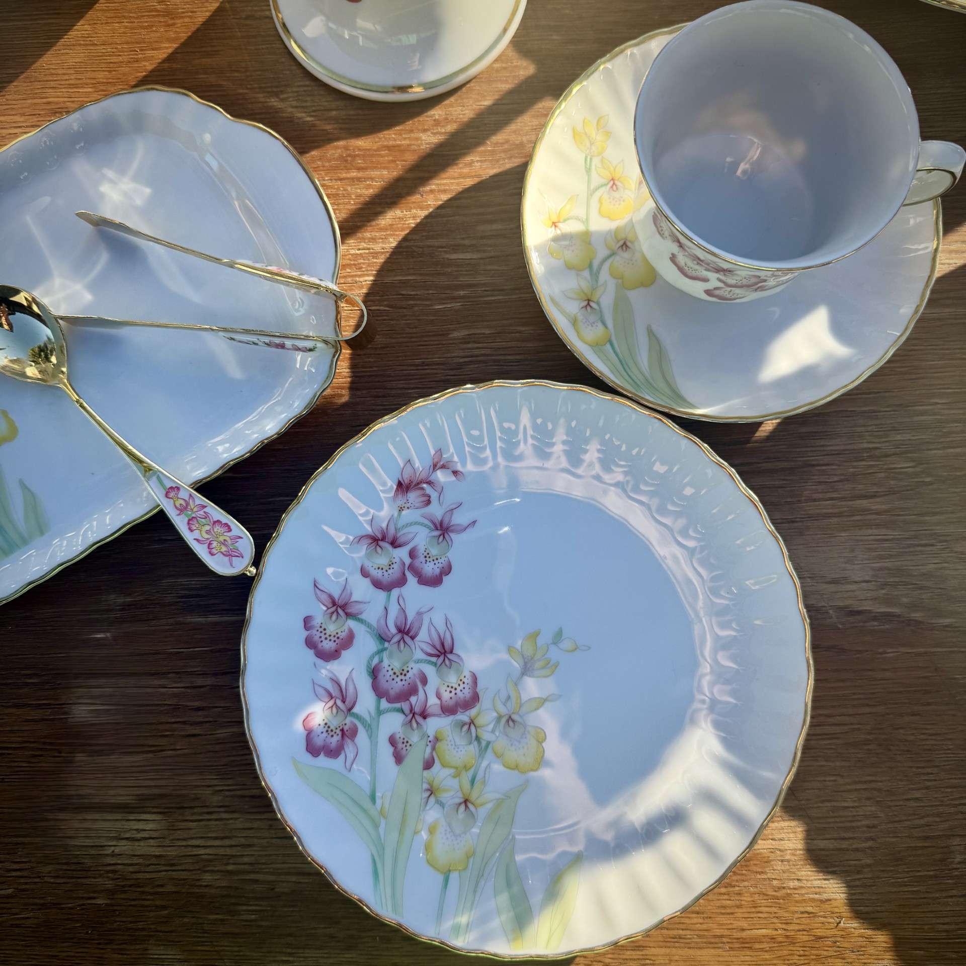 Elegancki, porcelanowy serwis 10-osobowy — subtelny motyw kwiatowy.