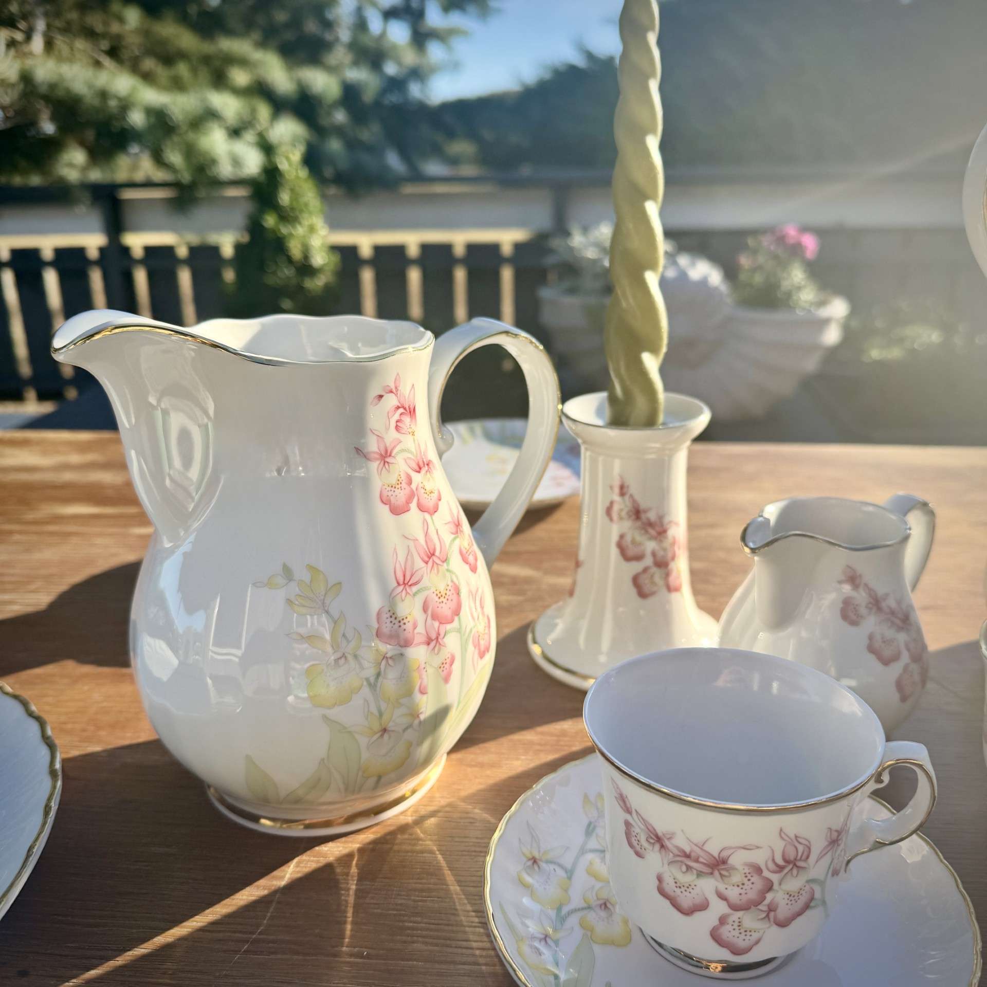 Elegancki, porcelanowy serwis 10-osobowy — subtelny motyw kwiatowy.