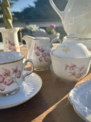 Elegancki, porcelanowy serwis 10-osobowy — subtelny motyw kwiatowy.