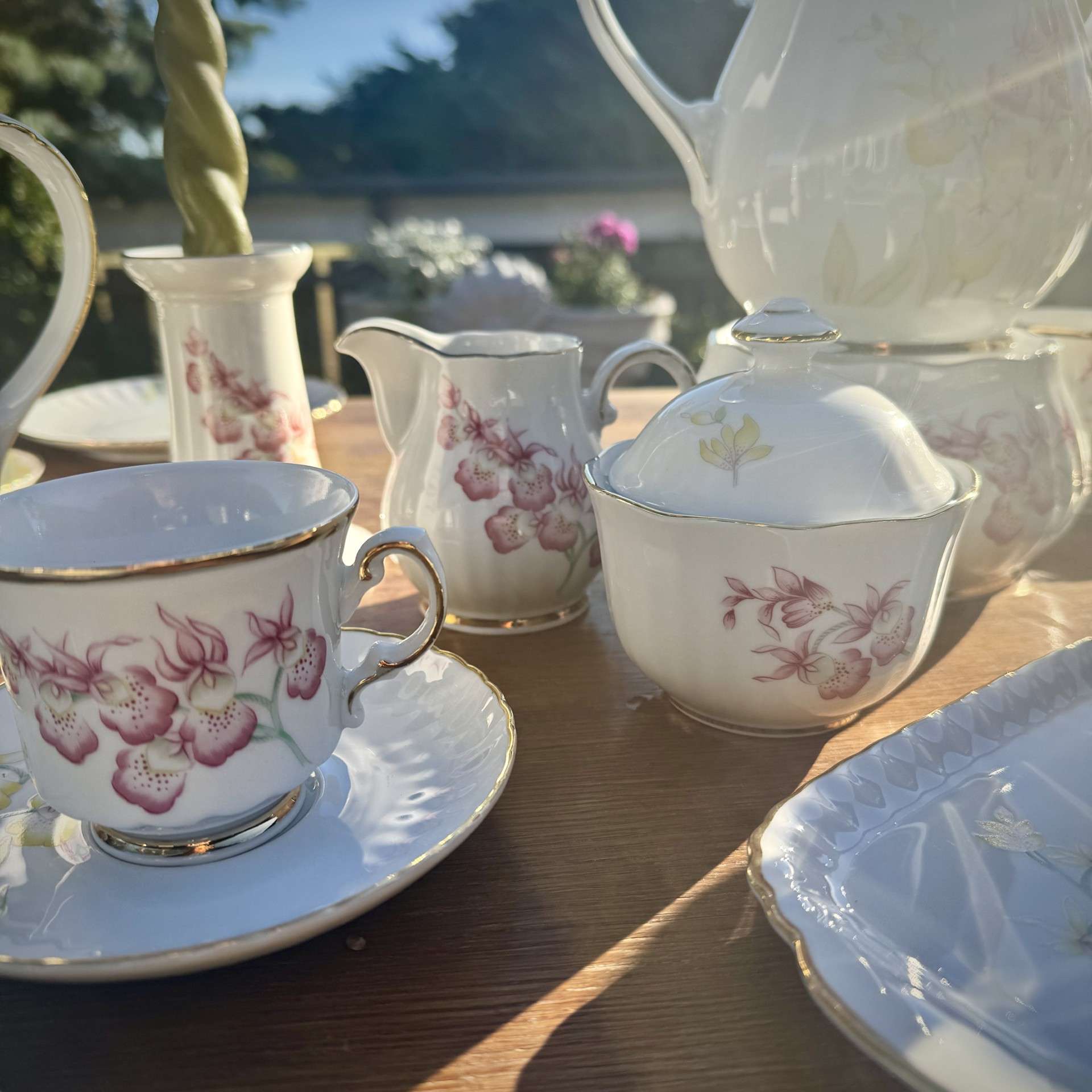 Elegancki, porcelanowy serwis 10-osobowy — subtelny motyw kwiatowy.