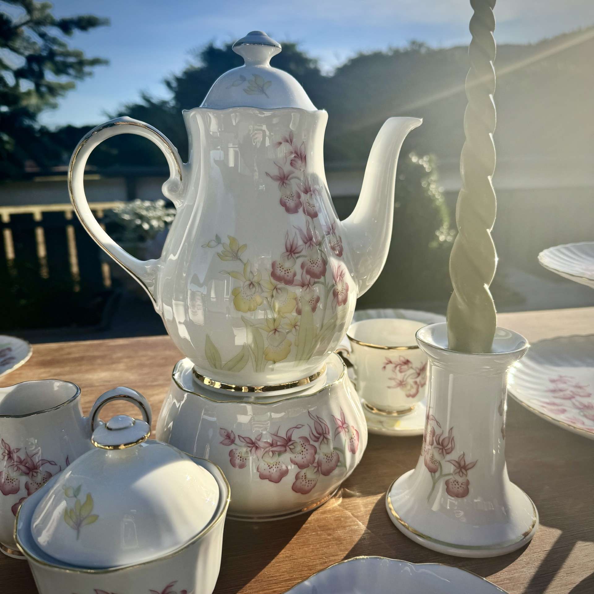 Elegancki, porcelanowy serwis 10-osobowy — subtelny motyw kwiatowy.