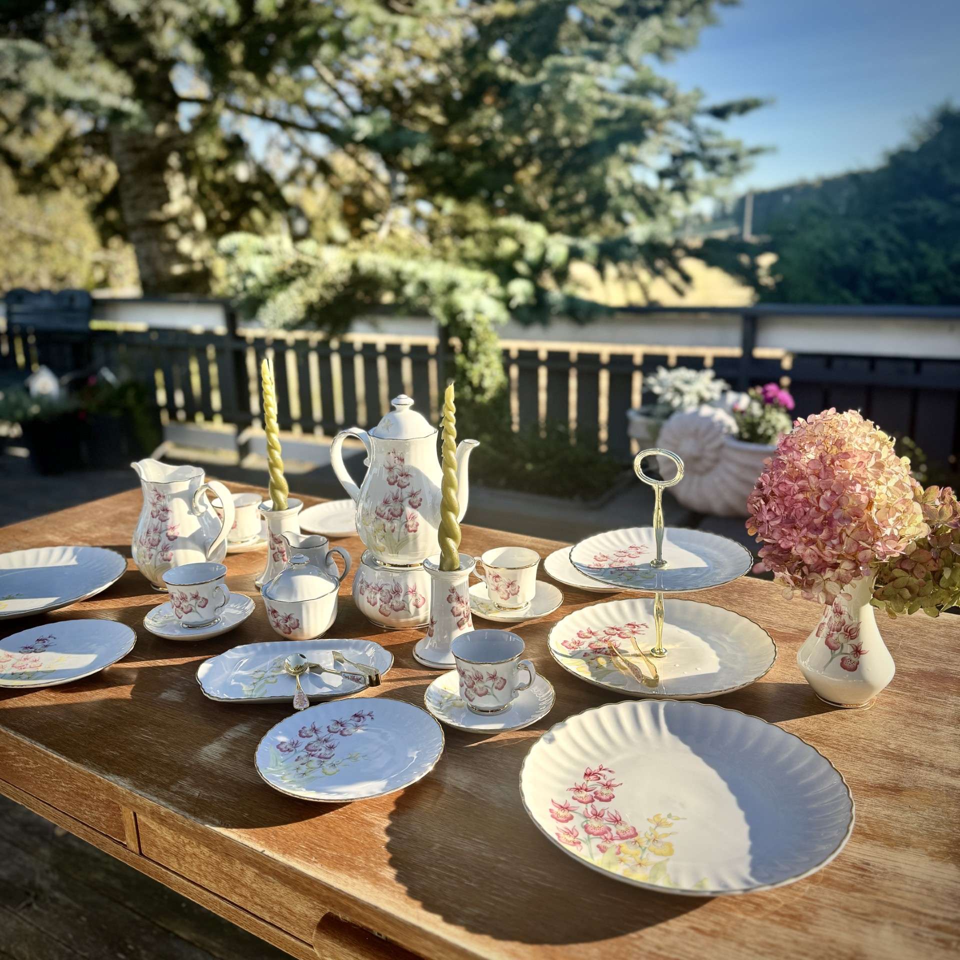 Elegancki, porcelanowy serwis 10-osobowy — subtelny motyw kwiatowy.