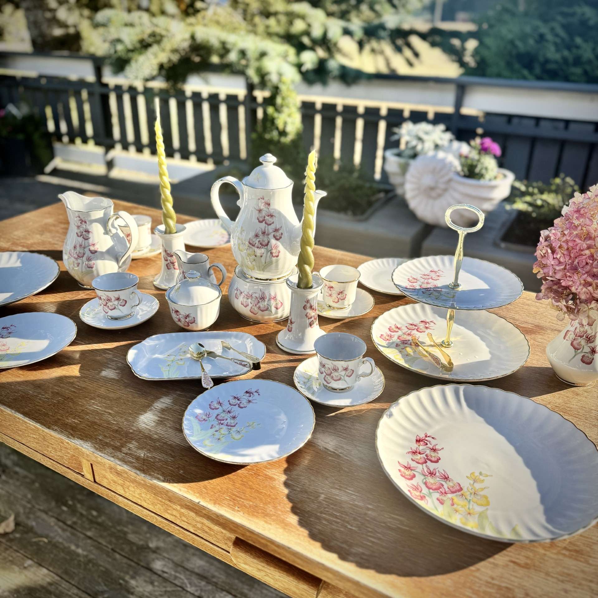 Elegancki, porcelanowy serwis 10-osobowy — subtelny motyw kwiatowy.