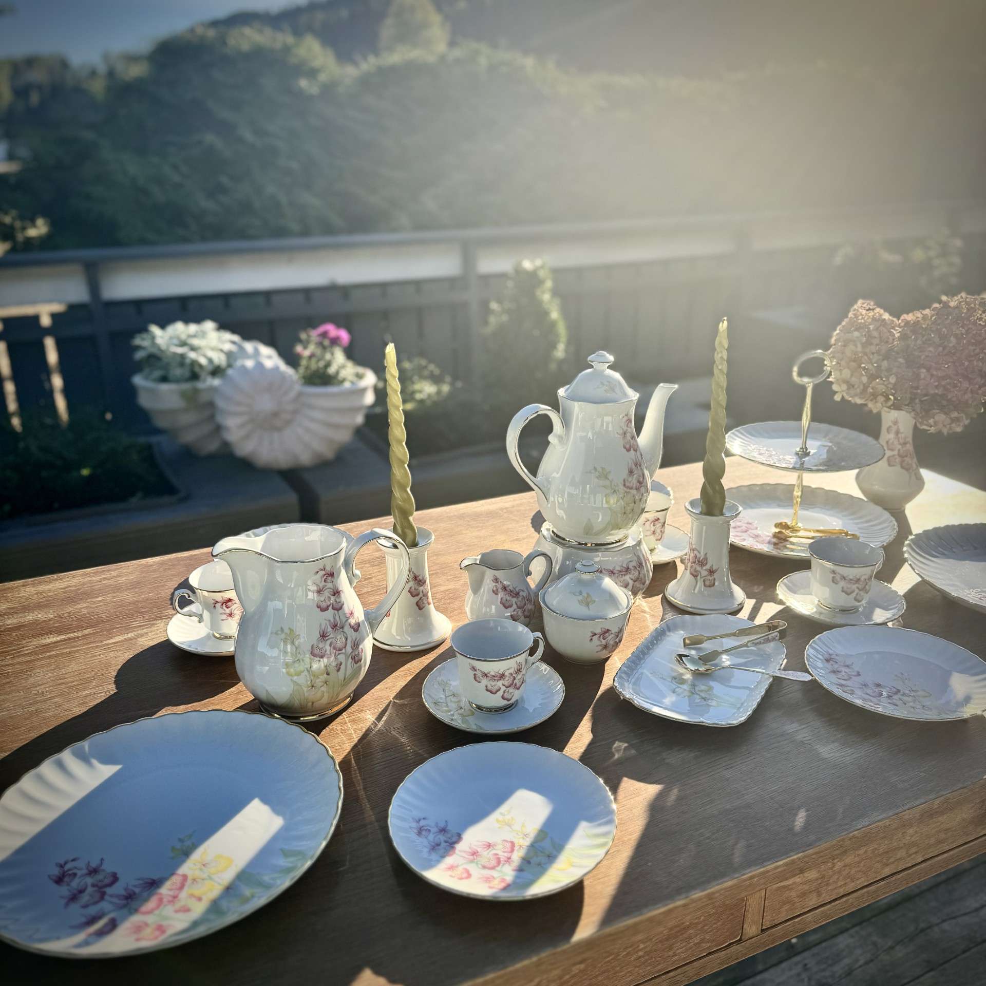 Elegancki, porcelanowy serwis 10-osobowy — subtelny motyw kwiatowy.