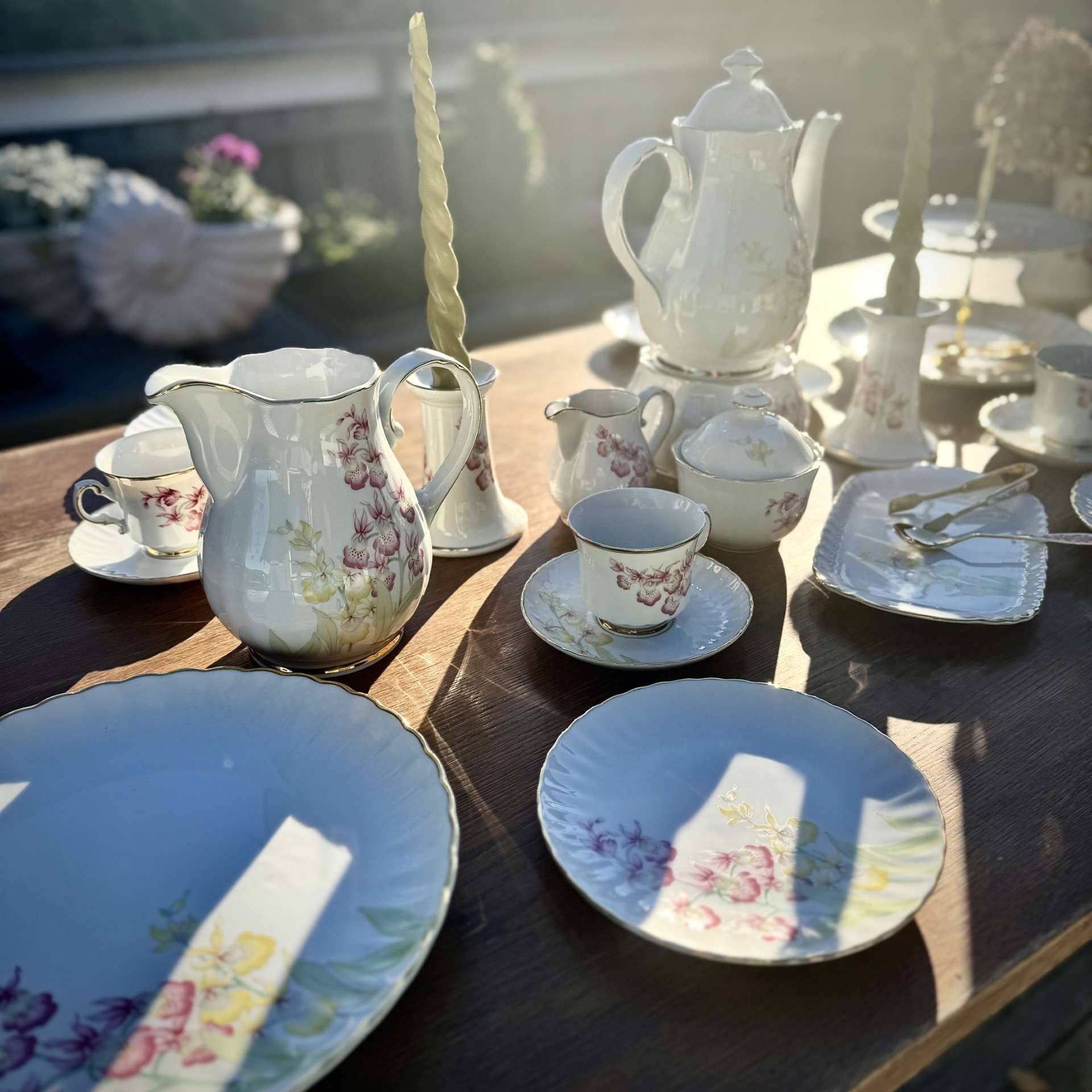 Elegancki, porcelanowy serwis 10-osobowy — subtelny motyw kwiatowy.