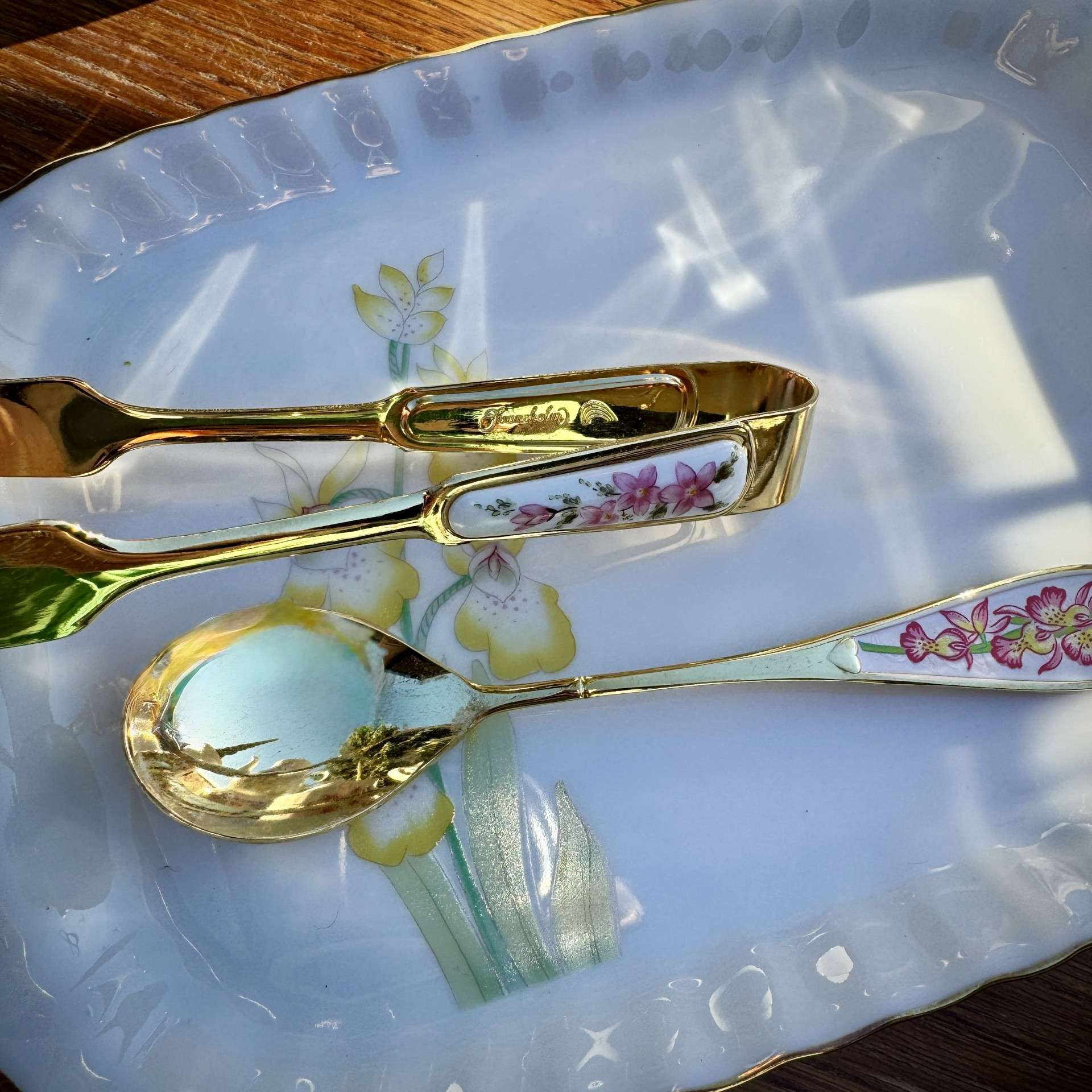 Elegancki, porcelanowy serwis 10-osobowy — subtelny motyw kwiatowy.