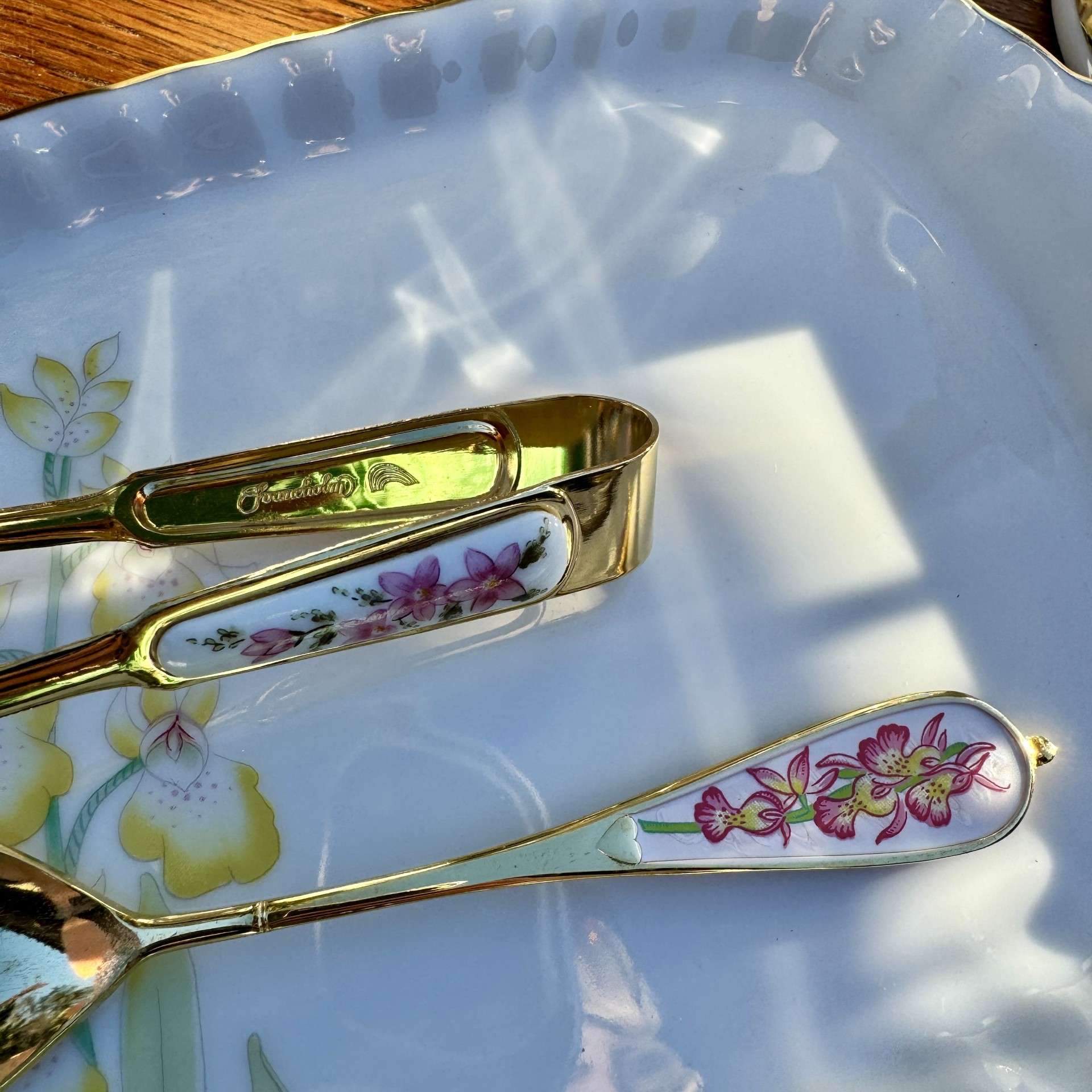 Elegancki, porcelanowy serwis 10-osobowy — subtelny motyw kwiatowy.