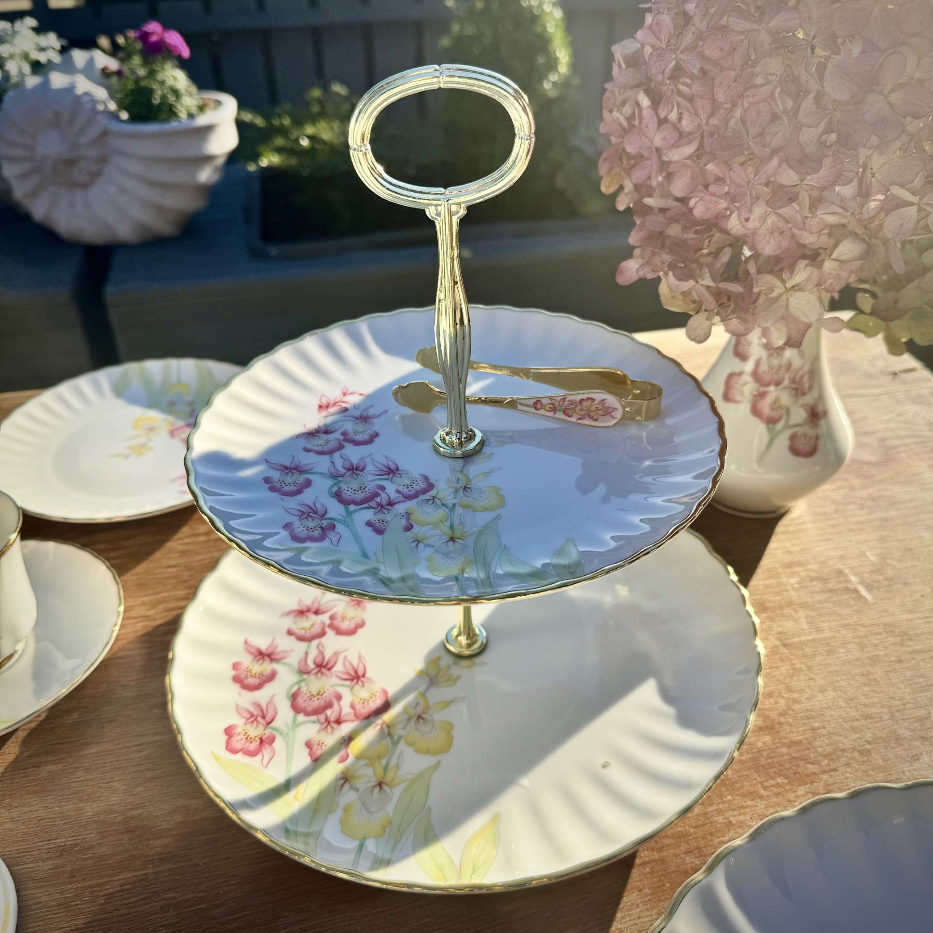 Elegancki, porcelanowy serwis 10-osobowy — subtelny motyw kwiatowy.